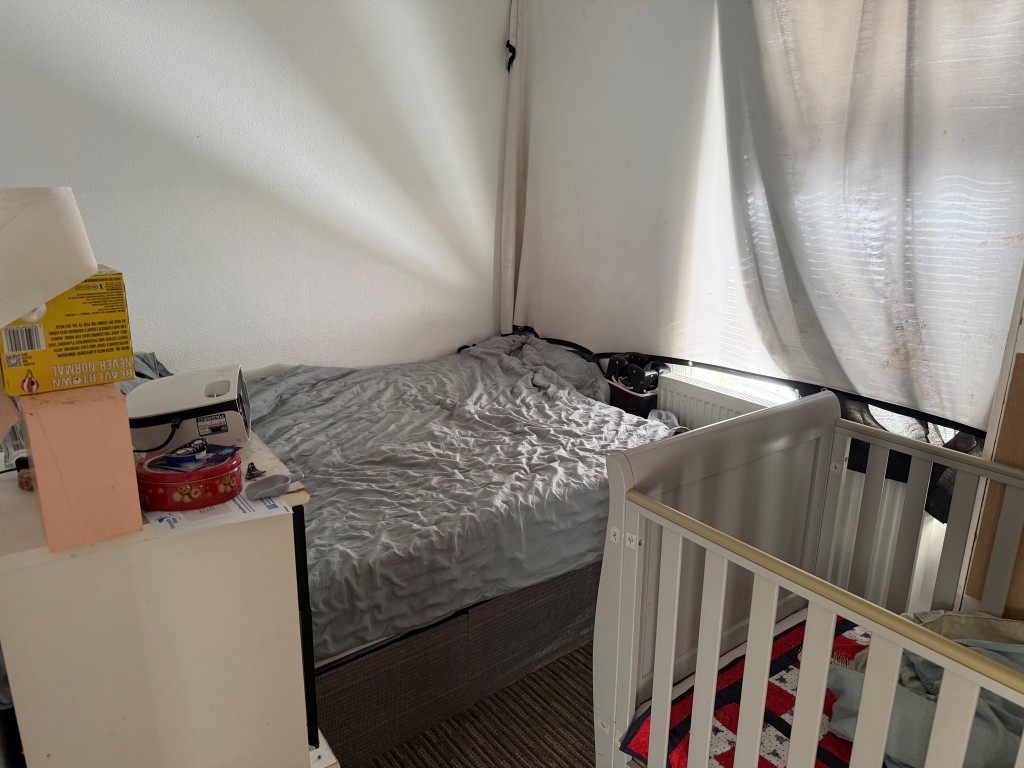 Lot: 130 - THREE-BEDROOM FLAT FOR INVESTMENT CLOSE TO SEAFRONT - Bedroom three